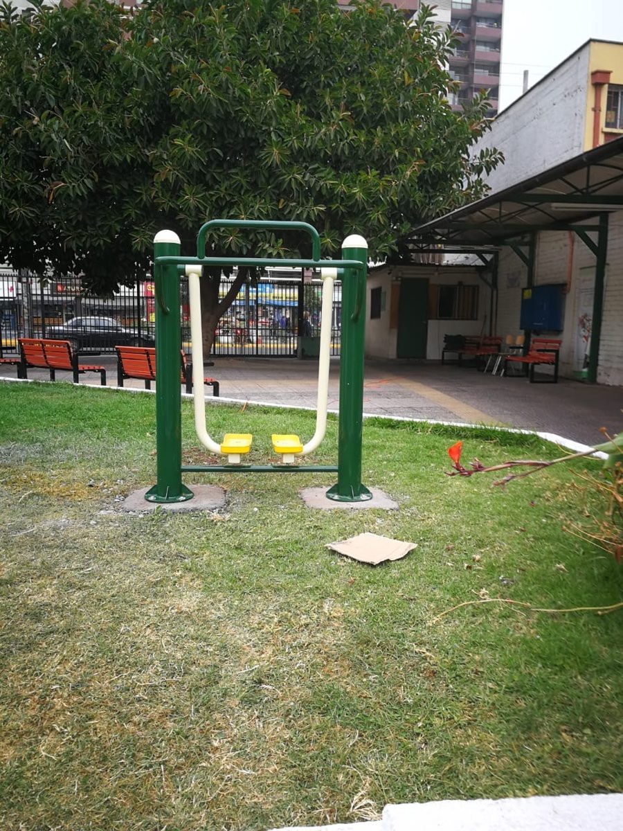 Máquinas de ejercicio para exterior instaladas en área verde de un establecimiento