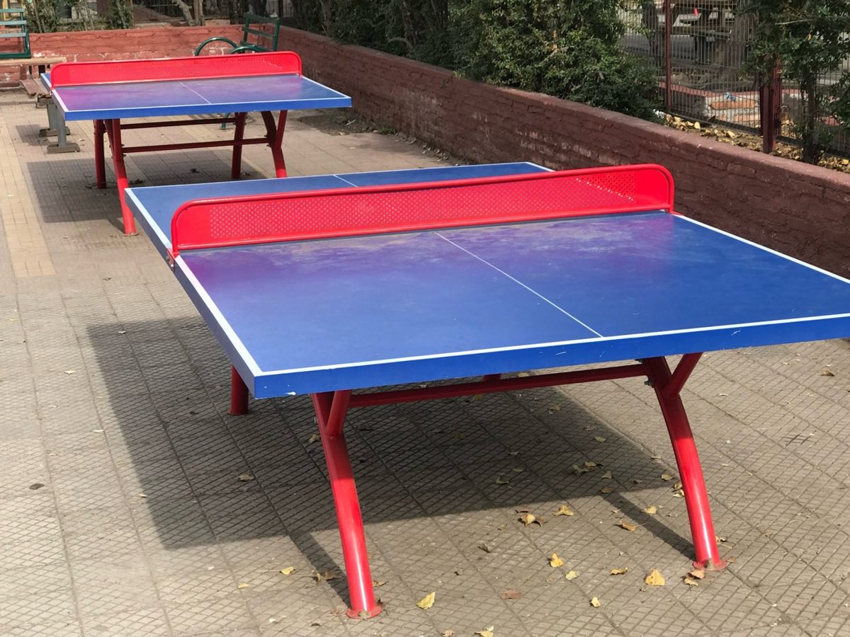 Mesas de ping-pong resistentes a la intemperie instaladas en patio escolar